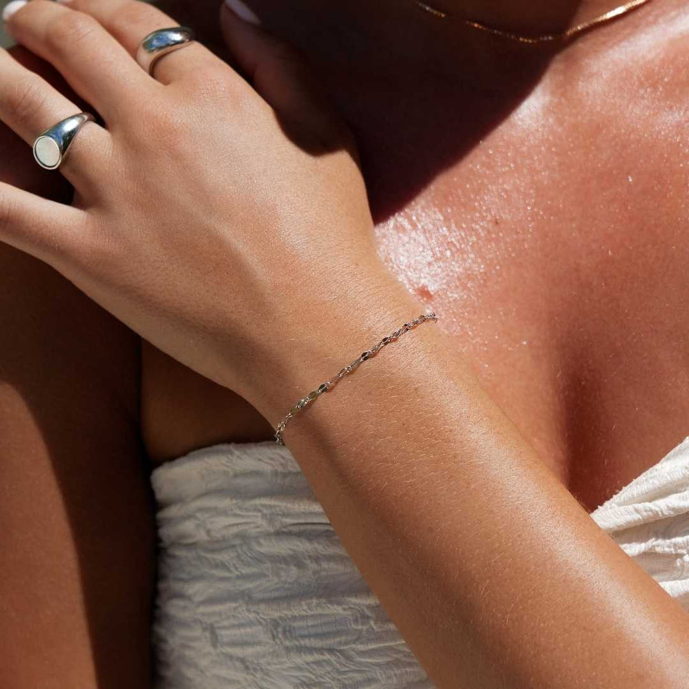 Gouden waterproof armbanden van Bay of Hayley bij het zwembad