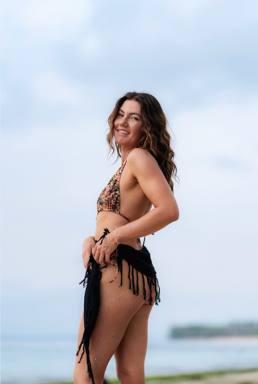 Elvira op het strand van Bali in 2025, waar Bay of Hayley begon