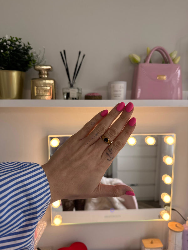 Klantfoto van Maudy met de Noir Heart Ring van Bay of Hayley